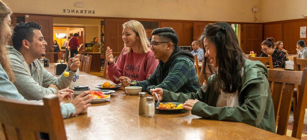 Students eating in Oliver Hall