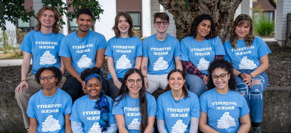 IC学生工作人员- 2023-2024 - 11名学生穿着蓝色多样性 Rocks衬衫在Ferrogiaro Quad